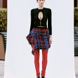 Dzianinowa bluzka z wiązaniem i koralikami