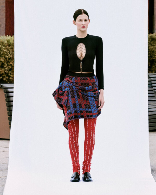 Dzianinowa bluzka z wiązaniem i koralikami