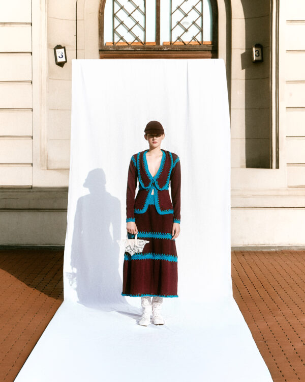 Dzianinowa bluzka z elementami szydełkowanymi