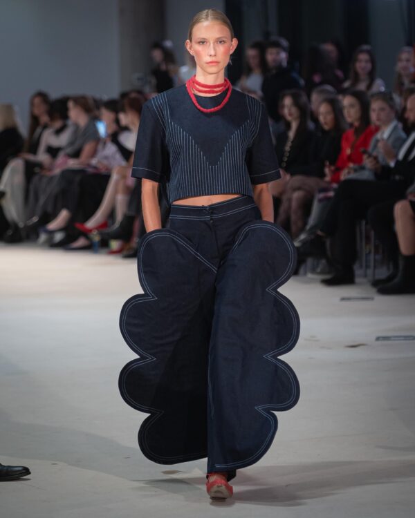 Jeansy z przeszyciami