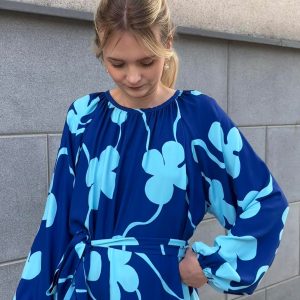 Sukienka w kwiaty granatowa